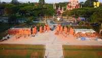 Perbaikan dilakukan pada halaman setiap anjungan provinsi yang sebelumnya terkotak-kotak dengan pagar besi beton, sekarang menjadi menyatu tanpa sekat antar anjungan dengan lansekap hijau yang indah dan tertata. Foto: Dok. Kementerian PUPR