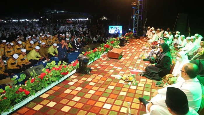 Ribuan Warga-Kiai Berselawat, Bupati Ipuk: Berkah bagi Banyuwangi