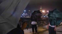 Payung sampai tertekuk karena hembusan angin kencang. Observatorium Hong Kong mengeluarkan peringatan angin kencang dengan kecepatan hingga 62 kph.