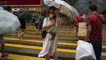 Saat Warga Hong Kong Kewalahan Diterjang Badai Angin