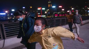 Saat Warga Hong Kong Kewalahan Diterjang Badai Angin