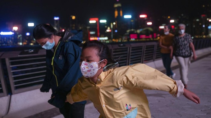 Saat Warga Hong Kong Kewalahan Diterjang Angin Badai People brave strong wind on the promenade of Victoria Habour as tropical cyclone Ma-on approaches Hong Kong, Wednesday, Aug. 24, 2022. Tropical Storm Ma-on was gaining strength as it headed for Hong Kong and other parts of southeastern China on Wednesday after displacing thousands in the Philippines. (AP Photo/Anthony Kwan)