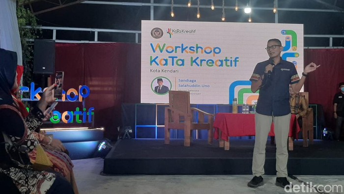 Menteri Pariwisata dan Ekonomi Kreatif (Menparekraf) Sandiaga Salahuddin Uno memberikan kiat sukses ke pelaku Usaha Mikro Kecil dan Menengah (UMKM) di Kota Kendari, Sulawesi Tenggara (Sultra).