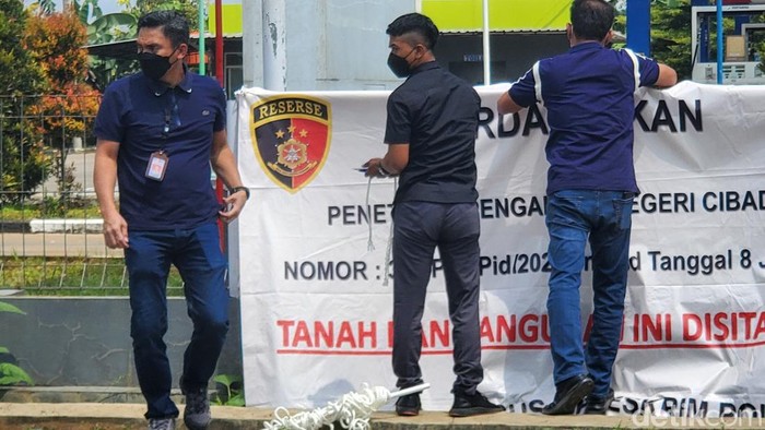 Sebuah spanduk berukuran besar terpasang di depan salah satu SPBU di wilayah Kecamatan Cikidang, Kabupaten Sukabumi