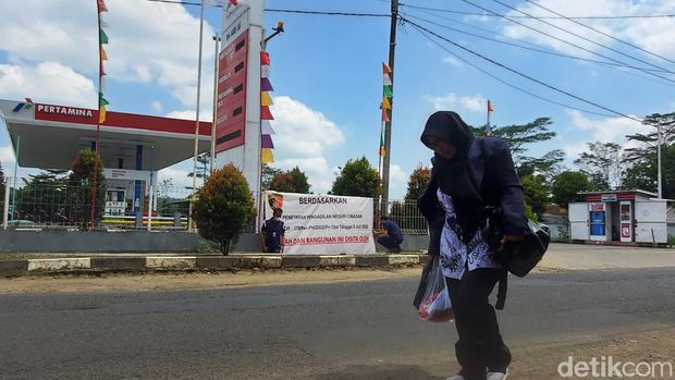 Sebuah spanduk berukuran besar terpasang di depan salah satu SPBU di wilayah Kecamatan Cikidang, Kabupaten Sukabumi