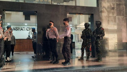 Sejumlah petugas Provost dan Brimob Polri berjaga di depan Gedung TNCC Divisi Propam Mabes Polri, Jakarta, Kamis (25-8-2022). ANTARA/Laily Rahmawaty