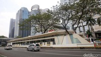 Halte Transjakarta Gelora Bung Karno (GBK) kembali beroperasi mulai Rabu (17/8/2022). Kini, halte yang berdekatan dengan sasana olahraga dan sejumlah gedung perkantoran itu memiliki wajah baru. Konstruksi bangunannya tampak baru dan didominasi dengan warna krem serta putih. (Grandyos Zafna/detikcom)