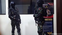 Sidang mendapat penjagaan ketat petugas bersenjata laras panjang.