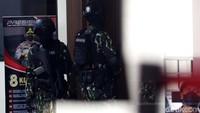 Penjagaan ketat ini dilakukan di luar ruang sidang.