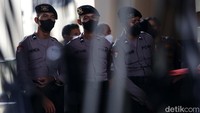 Proses sidang etik terhadap Ferdy Sambo ini dijaga ketat. Para polisi dengan senjata laras panjang tampak berjaga di luar ruang sidang. (Foto: Agung Pambudhy)