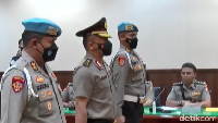 Sebelum memulai sidang, Sambo melakukan gerakan baris berbaris terlebih dahulu. (Foto: Tangkapan layar YouTube POLRI TV RADIO)