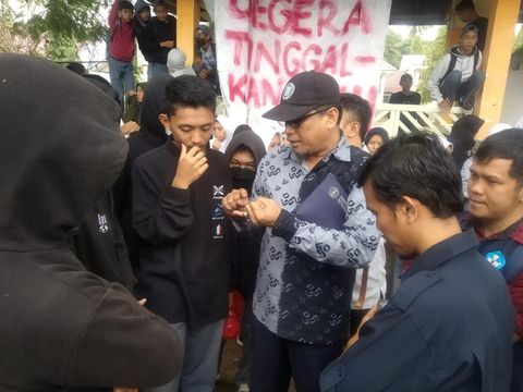 Siswa SMAN 5 Sinjai demo kepala sekolah.
