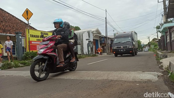 Speed bump adalah jenis polisi tidur. Speed bump sering kita jumpai di jalan raya untuk membatasi kecepatan para pengendara mobil dan motor.