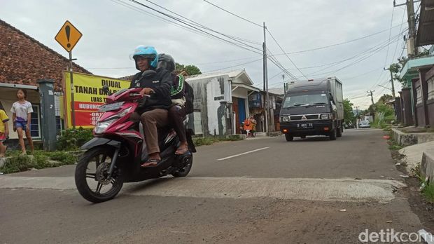 Speed bump adalah jenis polisi tidur. Speed bump sering kita jumpai di jalan raya untuk membatasi kecepatan para pengendara mobil dan motor.