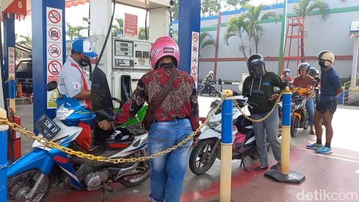 Suasana pengisian BBM di SPBU Purwakarta