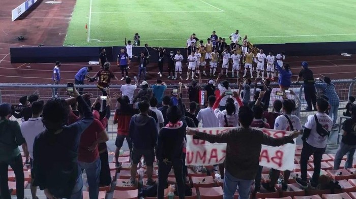 Suporter PSM mendukung PSM Makassar bertanding di Kuala Lumpur Malaysia