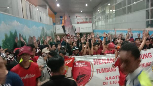 Suporter PSM menyambut tim kebanggaan di Bandara Sultan Hasanuddin