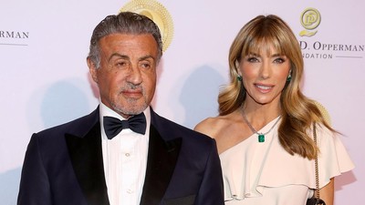 7 Foto Mesra Sylvester Stallone dan Istri Sebelum Digugat Cerai karena Boros