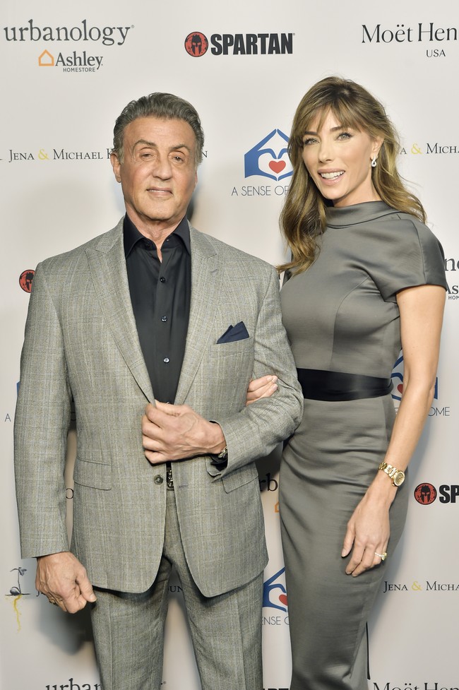 Daily Mail mengabarkan, Jennifer Flavin rupanya sudah mengajukan gugatan cerai ke Pengadilan Miami pada Jumat (19/8/2022). Dalam gugatan tersebut, tertera alasan Jennifer ingin bercerai dari Sylvester Stallon. Dengan berat hati saya mengumumkan, setelah 25 tahun menikah, saya mengajukan perceraian dari suami saya, Sylvester Stallone. Walau tidak akan menjadi suami-istri lagi, kami akan selalu mensyukuri hubungan kami selama 30 tahun dan kami tetap berkomitmen untuk selaluada bagi ketiga putri kami yang cantik, kata Jennifer Flavin kepada People, Rabu (24/8/2022). (Foto: Getty Images for A Sense of Home/Stefanie Keenan)