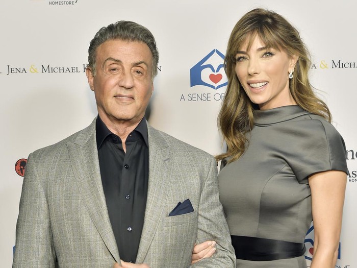 Sylvester Stallone dan Jennifer Flavin BEVERLY HILLS, CALIFORNIA - NOVEMBER 01: (L-R) Sistine Stallone, Scarlet Rose Stallone, Sylvester Stallone, Jennifer Flavin and Sophia Rose Stallone attend A Sense Of Homes First Ever Annual Gala - The Backyard Bowl at a Private Residence on November 01, 2019 in Beverly Hills, California. (Photo by Stefanie Keenan/Getty Images for A Sense of Home)
