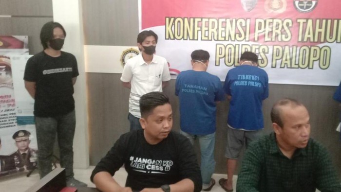 Pria berinisial HM (33) dan AA (34) di Kota Palopo, Sulawesi Selatan (Sulsel) ditangkap polisi terkait kasus judi togel online.