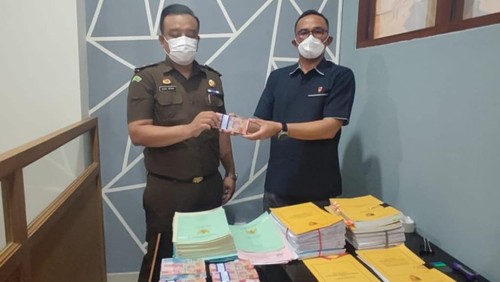 Tim Unit 1 Subdit III Ditreskrimsus Polda Bali menyerahkan barang bukti kasus dugaan tindak pidana korupsi di LPD Desa Adat Ungasan, Kecamatan Kuta Selatan, Kabupaten Badung, Bali, kepada JPU, Kamis (25/8/2022) sekitar pukul 12.00 Wita.