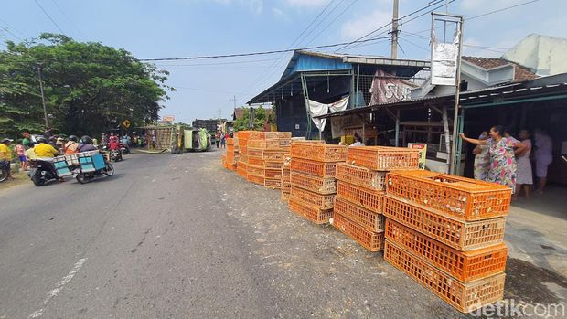 Truk muat ayam menabrak sebuah kafe yang masih tutup di Mojokerto
