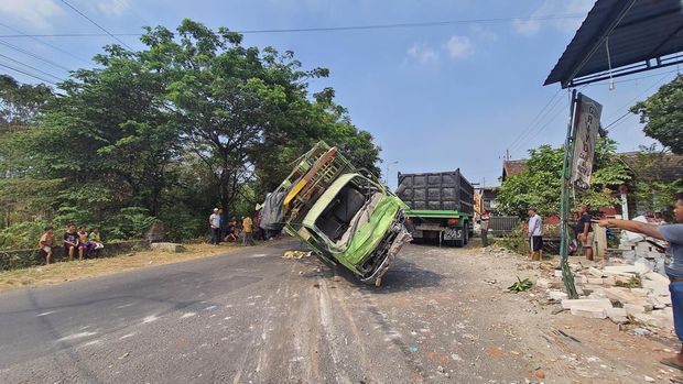 truk muat ayam terguling di mojokerto