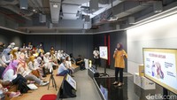 Certified Financial Planner Nadia Harsya saat memberikan materi tentang pengelolaan keuangan. 