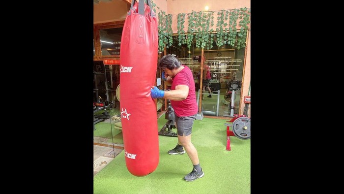 viral diabetes sampai koma Viral pria berotot asal Bandung, Kurnia Bijaksana (29), terkena diabetes sampai koma. Ia membagikan kronologi, penyebab, hingga proses pemulihan dirinya dari diabetes yang marak disebut sebagai pemicu 'early death'.