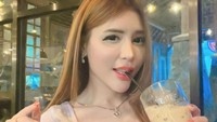 Vivi Jovita mengaku merombak bagian dada dan menghabiskan total lebih dari Rp 300 juta. (Foto: dok instagram)