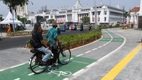 Ojek sepeda melintasi kawasan Kota Tua. Pemprov DKI menata ulang kawaPapasan Kota Tua menjadi kota masa depan. (Aditya Pradana/Antara Foto)