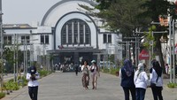 Wisatawan berjalan di trotoar yang selesai dibangun di Jalan Lada, kawasan Kota Tua, Jakarta. Sejumlah kalangan menyebut kawasan ini sebagai The Little Amsterdam karena tata kotanya menyerupai Amsterdam di Belanda.  (Aditya Pradana/Antara Foto)