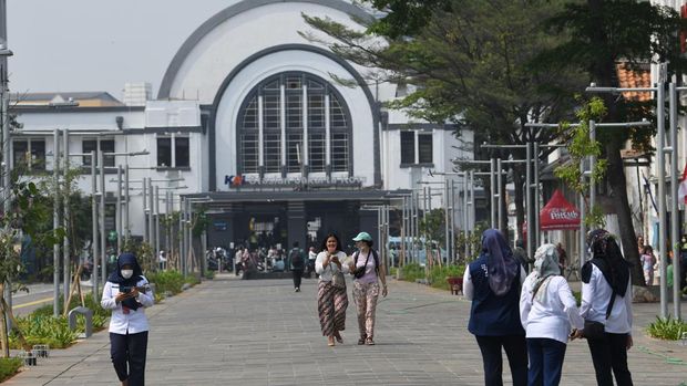 Wisatawan berjalan di trotoar yang selesai dibangun di Jalan Lada, kawasan Kota Tua, Jakarta, Rabu (24/8/2022). Berdasarkan informasi Provinsi DKI Jakarta per 7 Agustus 2022, revitalisasi Kota Tua Jakarta telah mencapai 97 persen dan saat ini sedang dalam penyelesaian akhir. ANTARA FOTO/Aditya Pradana Putra/rwa.