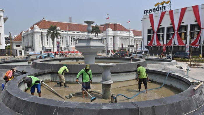 Wisatawan berjalan di trotoar yang selesai dibangun di Jalan Lada, kawasan Kota Tua, Jakarta, Rabu (24/8/2022). Berdasarkan informasi Provinsi DKI Jakarta per 7 Agustus 2022, revitalisasi Kota Tua Jakarta telah mencapai 97 persen dan saat ini sedang dalam penyelesaian akhir. ANTARA FOTO/Aditya Pradana Putra/rwa.