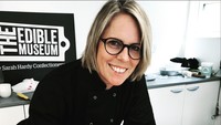 Sarah Hardy adalah pembuat cokelat unik ini. Di foto tampaknya Sarah sedang menyelesaikan kreasi kalkun miliknya. Kira-kira ini cokelat atau ayam kalkun sungguhan ya? Foto: Instagram @theediblemuseum