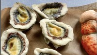 Ada beberapa abalone tersusun di atas wadah. Namun ini bukan abalone sungguhan melainkan cokelat dengan bentuk abalone nih. Foto: Instagram @theediblemuseum