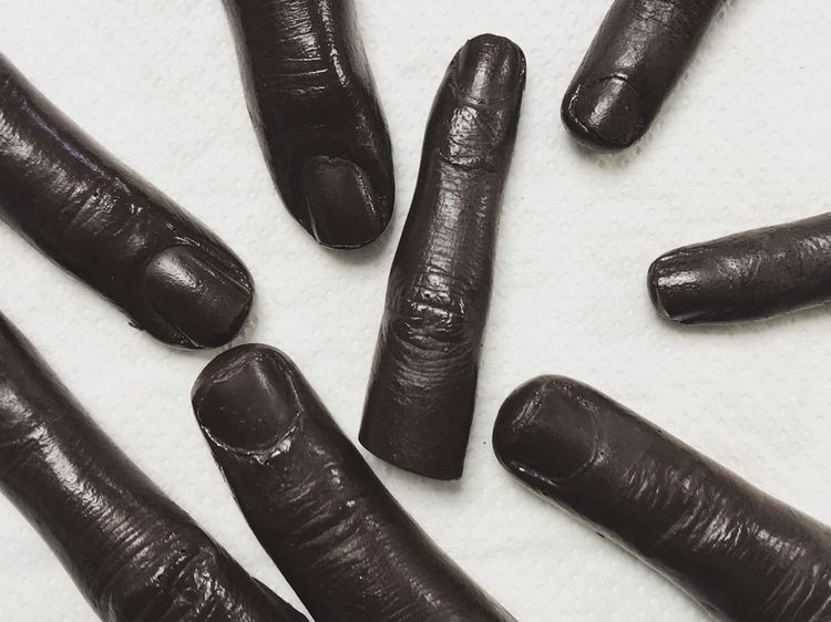 10 Kreasi Cokelat Bentuk Realistis, Ada Kodok hingga Jari Manusia