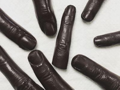 10 Kreasi Cokelat Bentuk Realistis, Ada Kodok hingga Jari Manusia