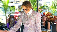 Jennifer Lopez mengenakan busana bernuansa floral dalam sebuah sesi makan siang. (Foto: Jose Perez/Bauer-Griffin/GC Images)  