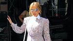 Jennifer Lopez Berbusana Menerawang