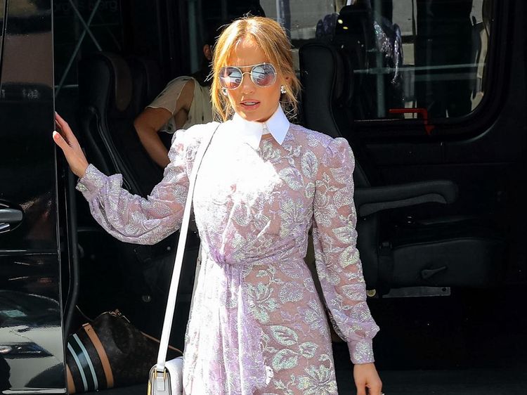 Jennifer Lopez Berbusana Menerawang