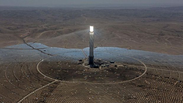 A view shows the solar tower of Israel's Ashalim power station surrounded by panels, in the Negev desert near the kibbutz of Ashalim on August 20, 2022. - The 240-meter tower is part of a 121-megawatt solar thermal power plant which concentrates the sun's heat from thousands of small mirrors onto a boiler mounted on the tower, the latter producing high-temperature steam used to generate electricity. (Photo by MENAHEM KAHANA / AFP) (Photo by MENAHEM KAHANA/AFP via Getty Images)