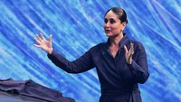 Di momen peluncuran itu, ada juga momen Kareena Kapoor berjalan di runway. (Foto: SUJIT JAISWAL/AFP via Getty Images) 
