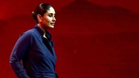 Kareena Kapoor tampil simpel dalam acara peluncuran Mercedes Benz. (Foto: SUJIT JAISWAL/AFP via Getty Images) 