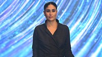 Pemeran Laal Singh Chaddha itu mengenakan jumpsuit denim dengan sneakers putih. (Foto: SUJIT JAISWAL/AFP via Getty Images) 