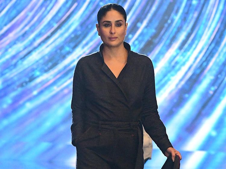 Kareena Kapoor Bikin Salfok di Acara Peluncuran Mobil Mewah