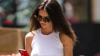 Emily Ratajkowski tampil dengan crop-top putih dan bawahan denim. (Foto: GC Images/Gotham) 
