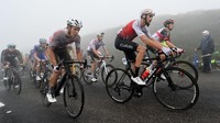Para pebalap saling melakukan serangan pada 10 km terakhir, saat melakukan pendakian di pegunungan San Miguel de Aguayo, Spanyol, Kamis (25/8/2022). Finish etape 6 ini di Pico Jano. San Miguel de Aguayo pada ketinggian 1.131 mdpl. (Justin Setterfield/Getty Images)