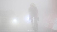 Pebalap tim INEOS Grenadiers, Richard Carapaz sampai tak terlihat lantaran kabut tebal di puncak finish, dalam etape ke-6 La Vuelta a Espana 2022, Spanyol, Kamis (25/8/2022). (Tim de Waele/Getty Images)